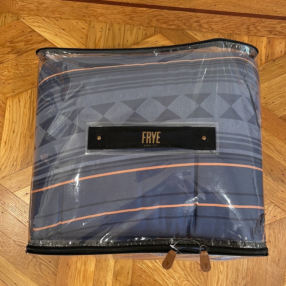 Frye 3 piece bedding King size Comforter set - Picture 4 of 9
